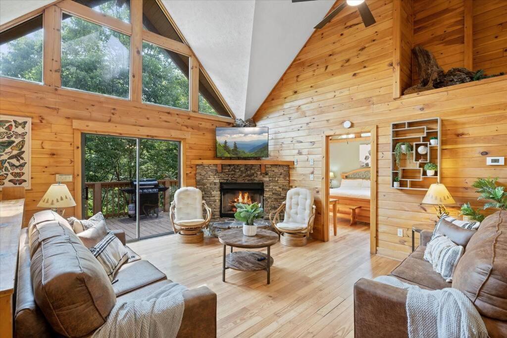 1 Min To The Parkway Spacious Cabin W 3 Suites And Extra Bedroom! Pigeon Forge Exterior photo