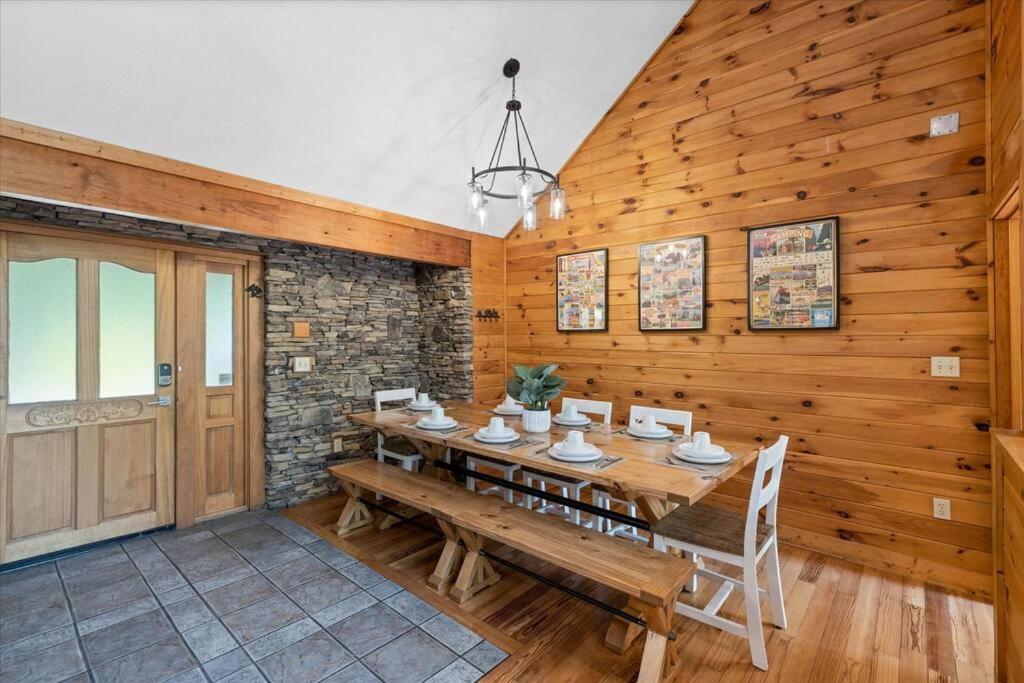 1 Min To The Parkway Spacious Cabin W 3 Suites And Extra Bedroom! Pigeon Forge Exterior photo
