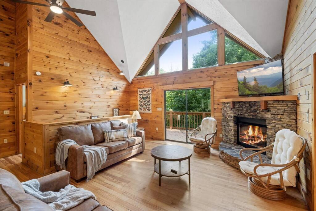 1 Min To The Parkway Spacious Cabin W 3 Suites And Extra Bedroom! Pigeon Forge Exterior photo