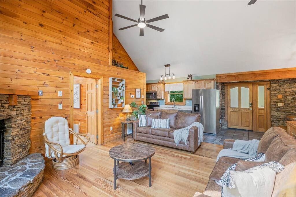 1 Min To The Parkway Spacious Cabin W 3 Suites And Extra Bedroom! Pigeon Forge Exterior photo