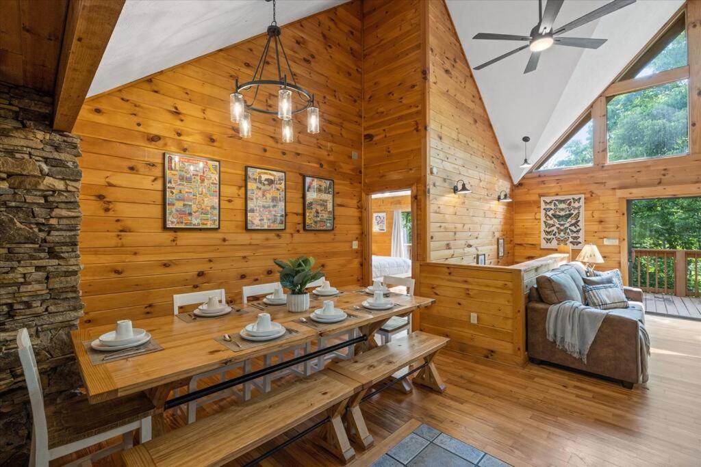 1 Min To The Parkway Spacious Cabin W 3 Suites And Extra Bedroom! Pigeon Forge Exterior photo