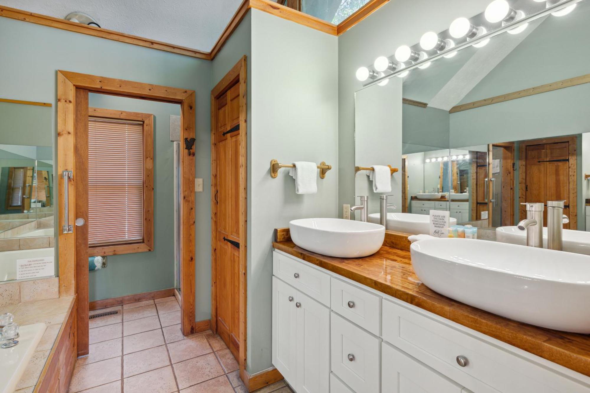 1 Min To The Parkway Spacious Cabin W 3 Suites And Extra Bedroom! Pigeon Forge Exterior photo