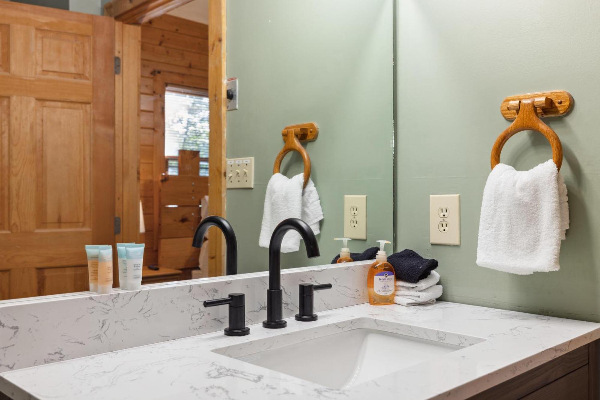 1 Min To The Parkway Spacious Cabin W 3 Suites And Extra Bedroom! Pigeon Forge Exterior photo