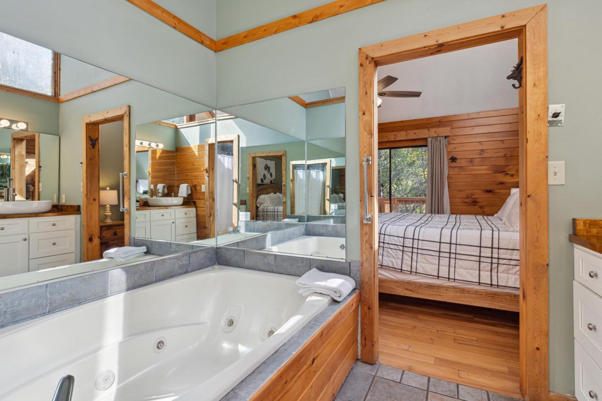 1 Min To The Parkway Spacious Cabin W 3 Suites And Extra Bedroom! Pigeon Forge Exterior photo